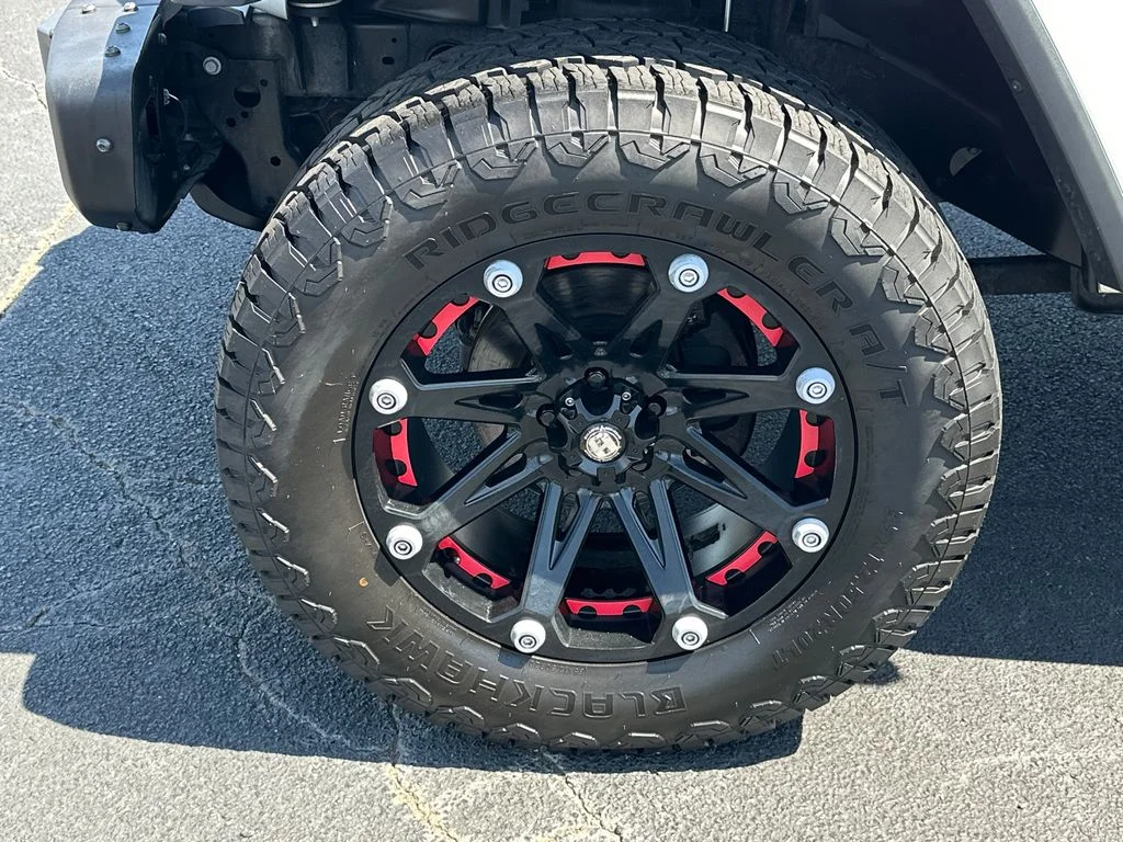 Used 2019 White Jeep Unlimited Sahara image 11
