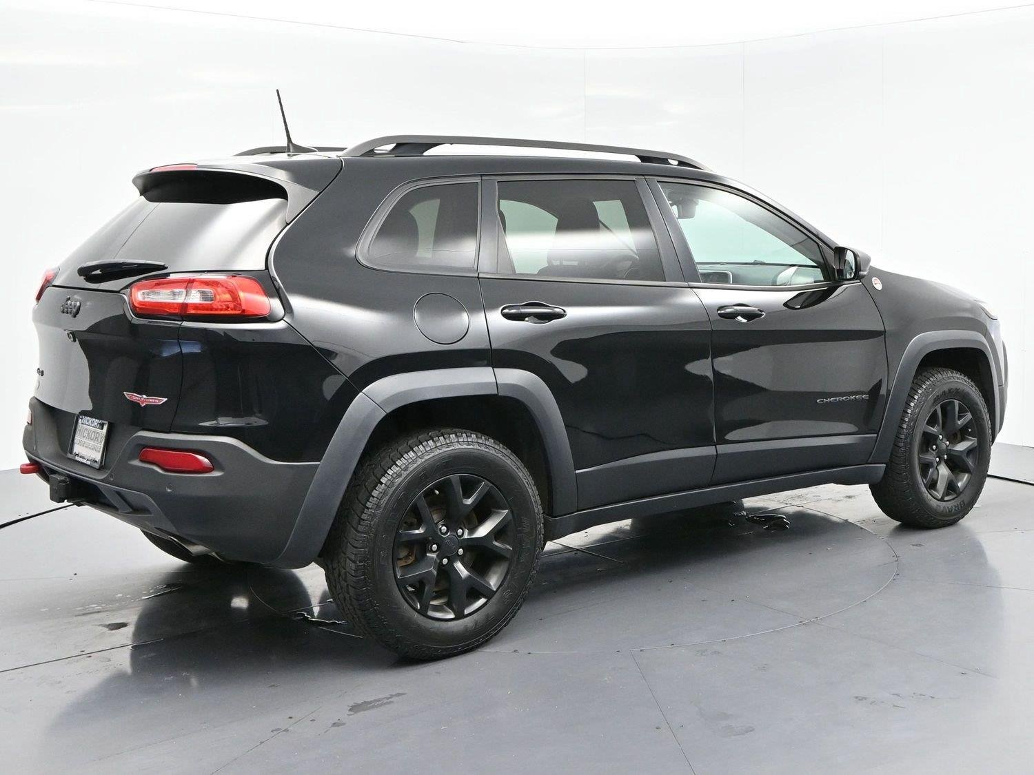 Used 2018 Diamond Black Crystal Pearlcoat Jeep Trailhawk image 7