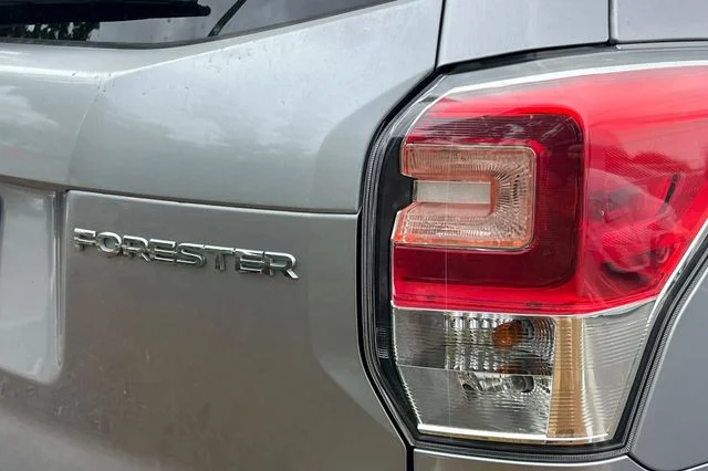 Used 2018 Silver Subaru 2.5i Premium image 6