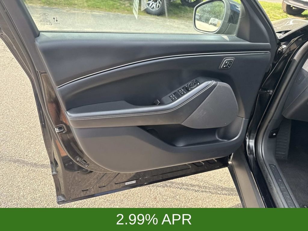 Used 2023 Black Ford Select image 17