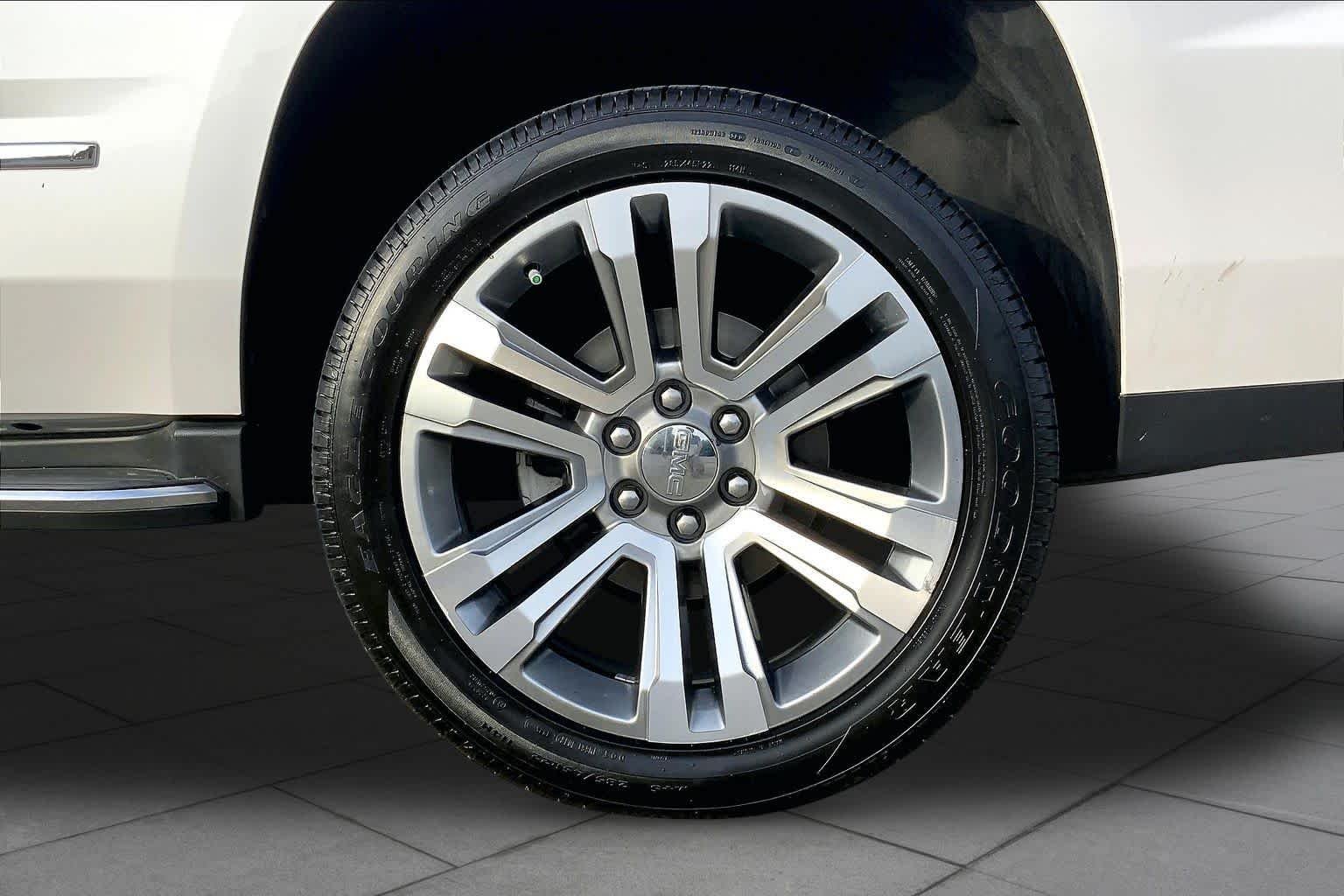 Used 2018 White Frost Tricoat GMC SLT image 11