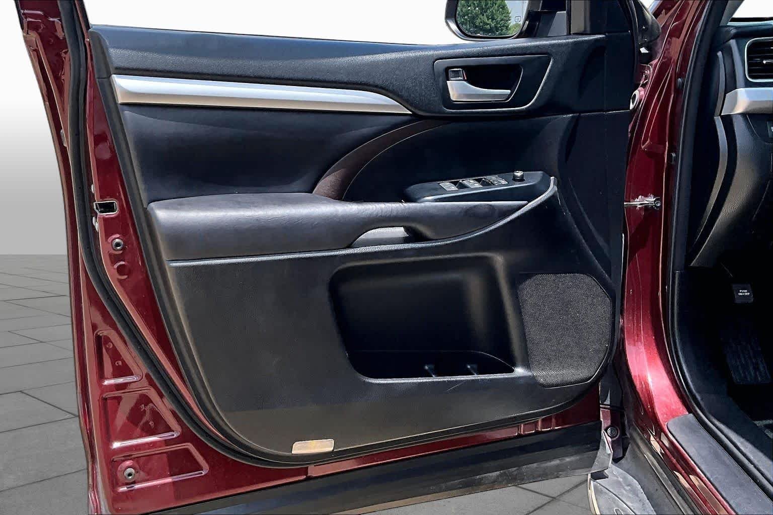 Used 2017 Ooh La La Rouge Mica Toyota XLE image 22
