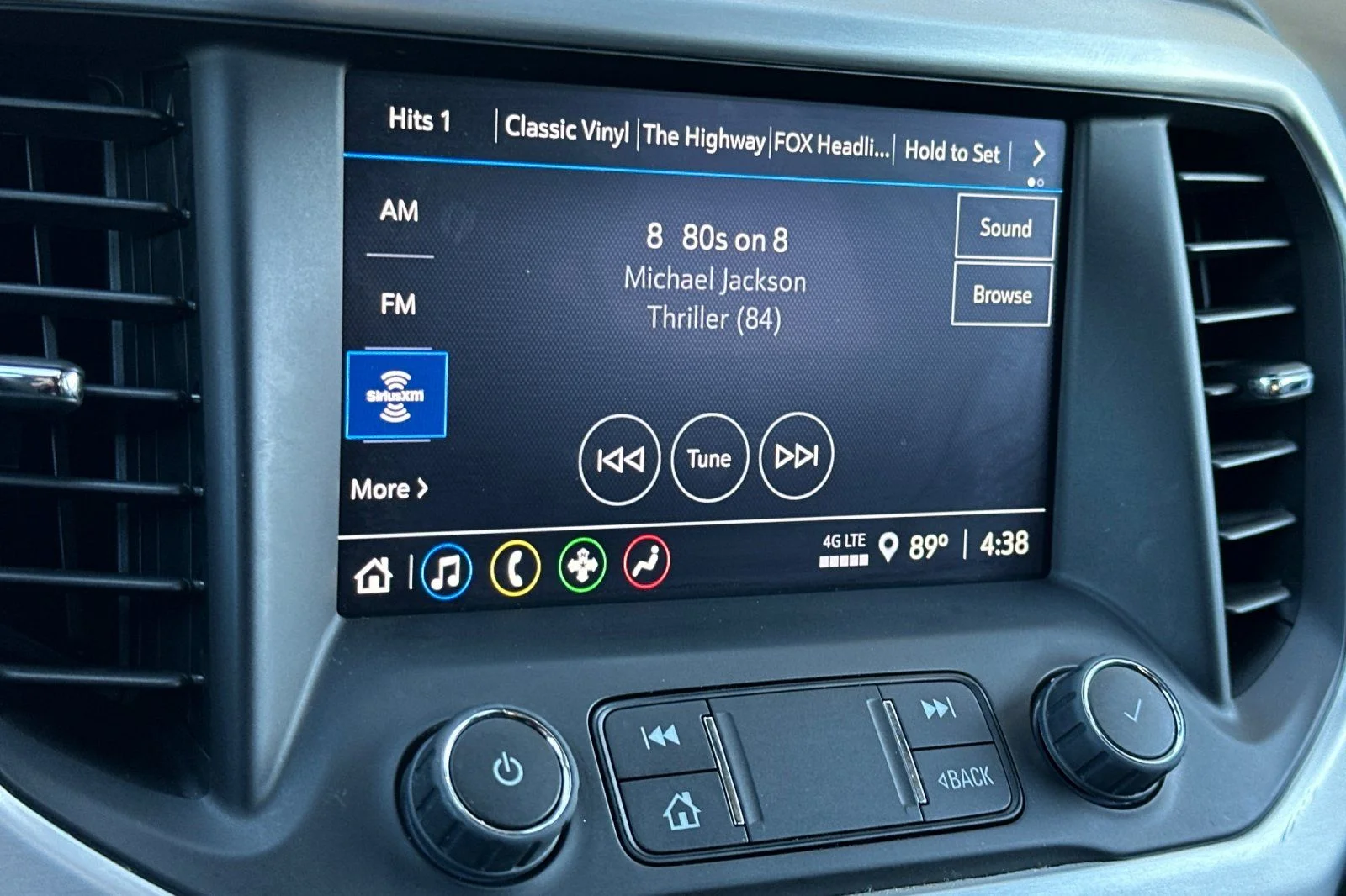 Used 2022 White GMC SLE image 21