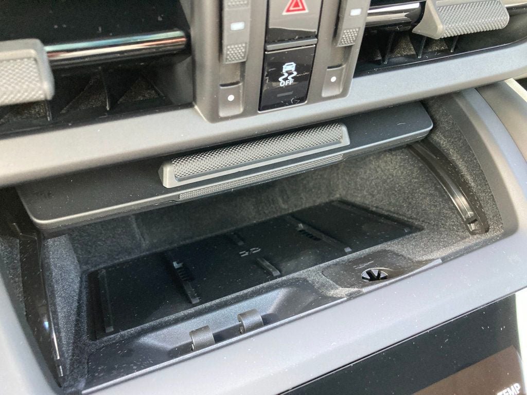 2025 Porsche Macan Turbo Electric - Photo 37