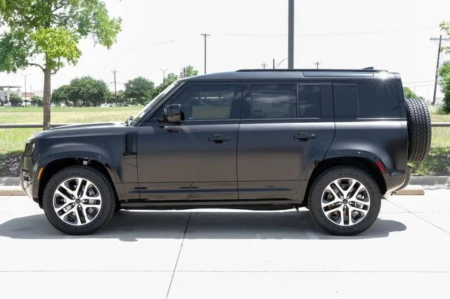 New 2026 Santorini Black Land Rover X-Dynamic SE image 14