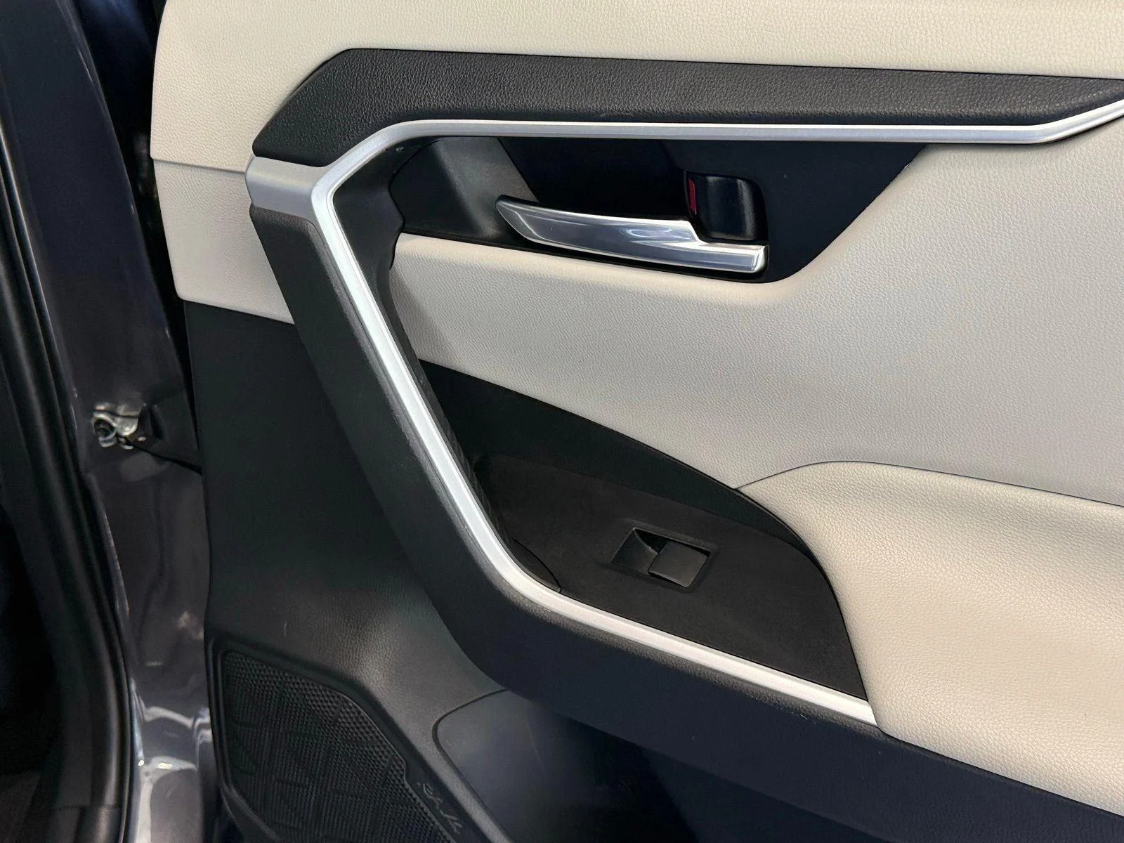Used 2019 Magnetic Gray Metallic Toyota XLE image 23