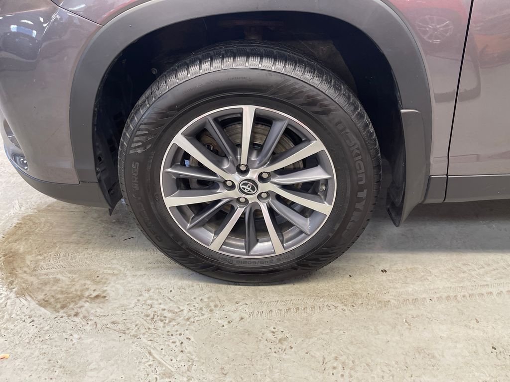 Used 2019 Gray Toyota XLE image 10