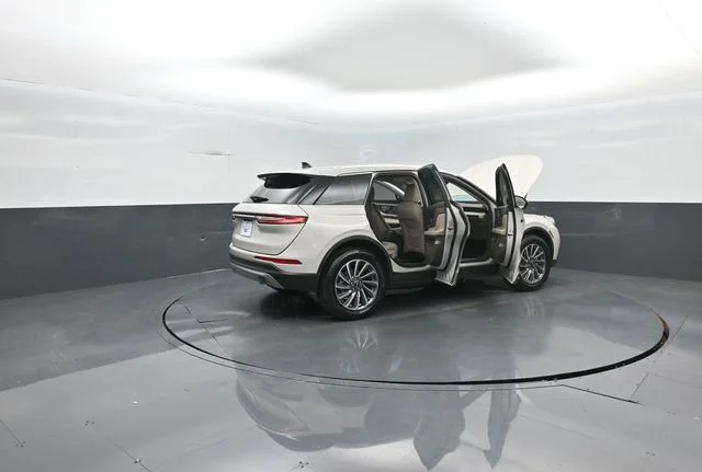 Used 2024 Pearl Metallic Lincoln Reserve image 37