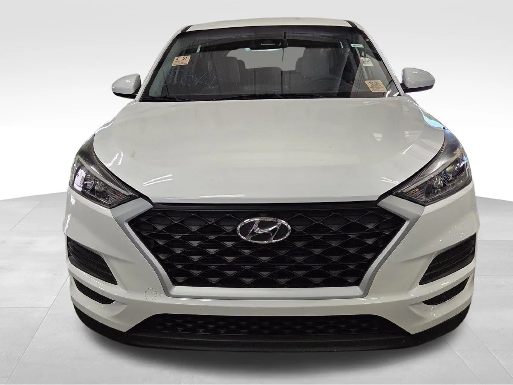Used 2020 White Hyundai SE image 7