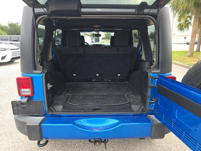Used 2016 Hydro Blue Pearlcoat Jeep Sahara image 9