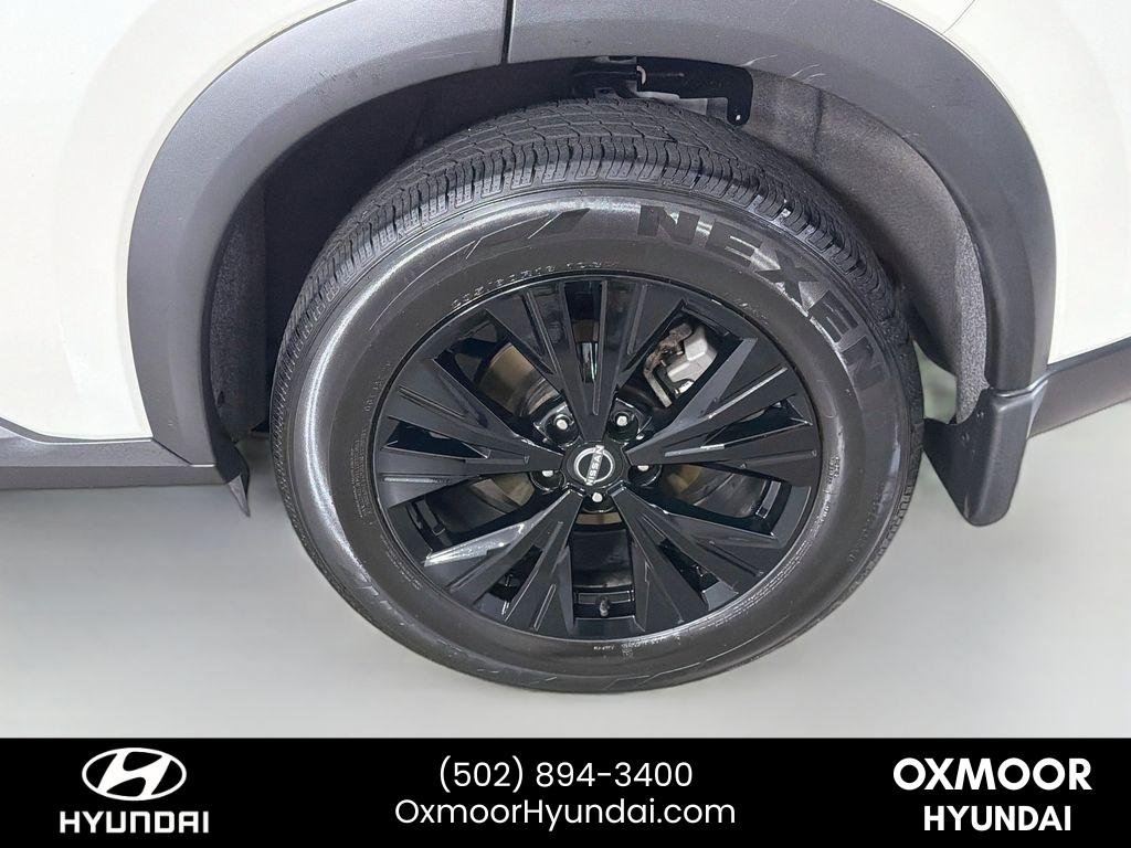 Used 2023 Pearl White Tricoat/Super Black Nissan SV image 31