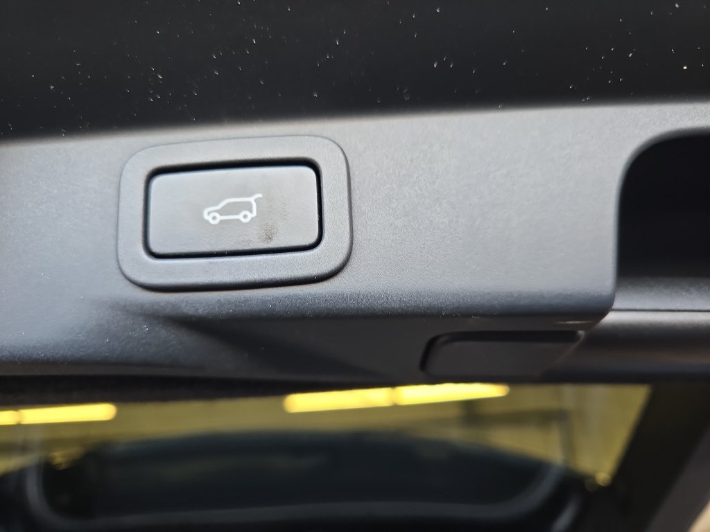 Used 2020 Black Land Rover SVR image 16