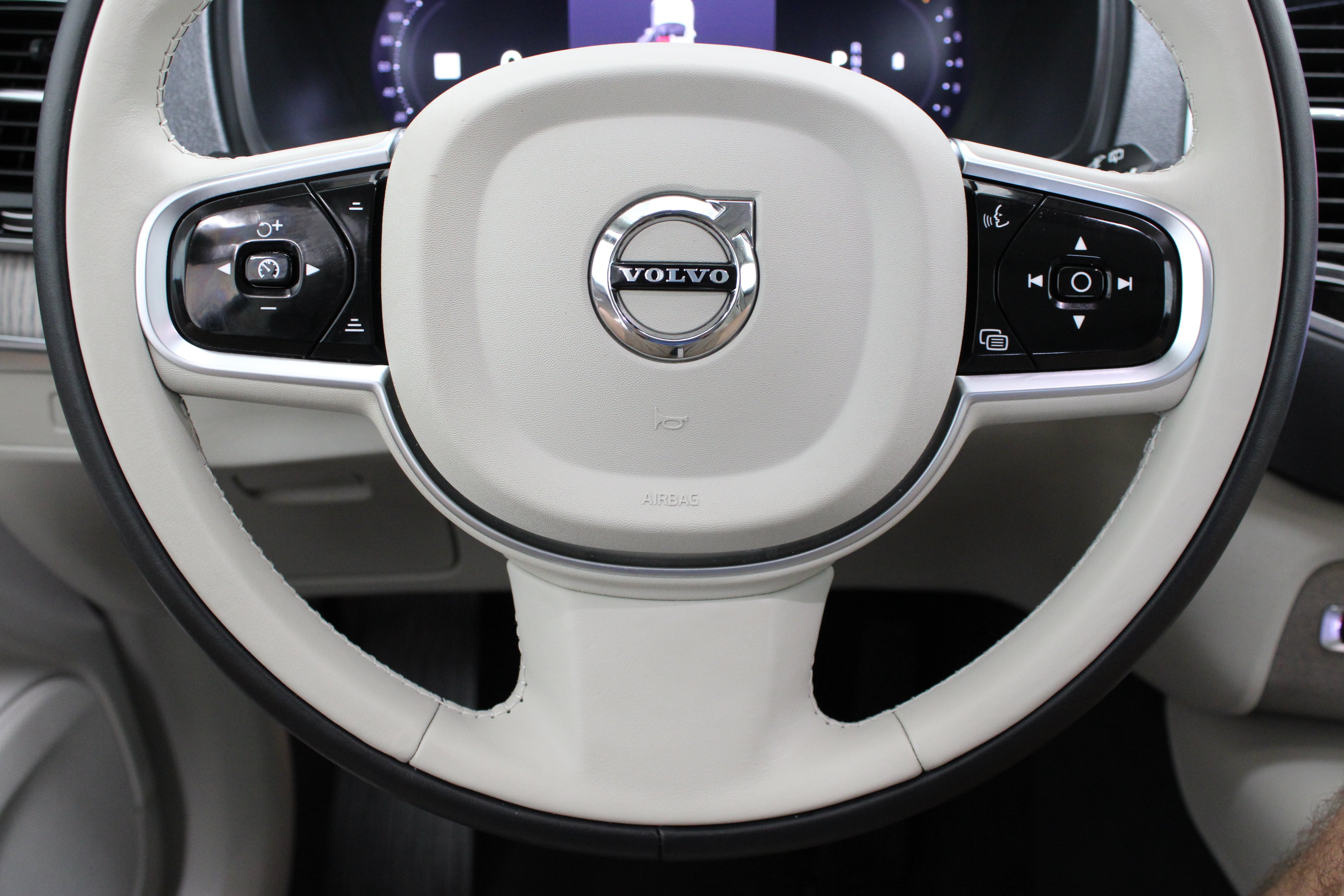 Used 2025 Vapour Grey Metallic Volvo Ultra 2.0T/Electric image 24
