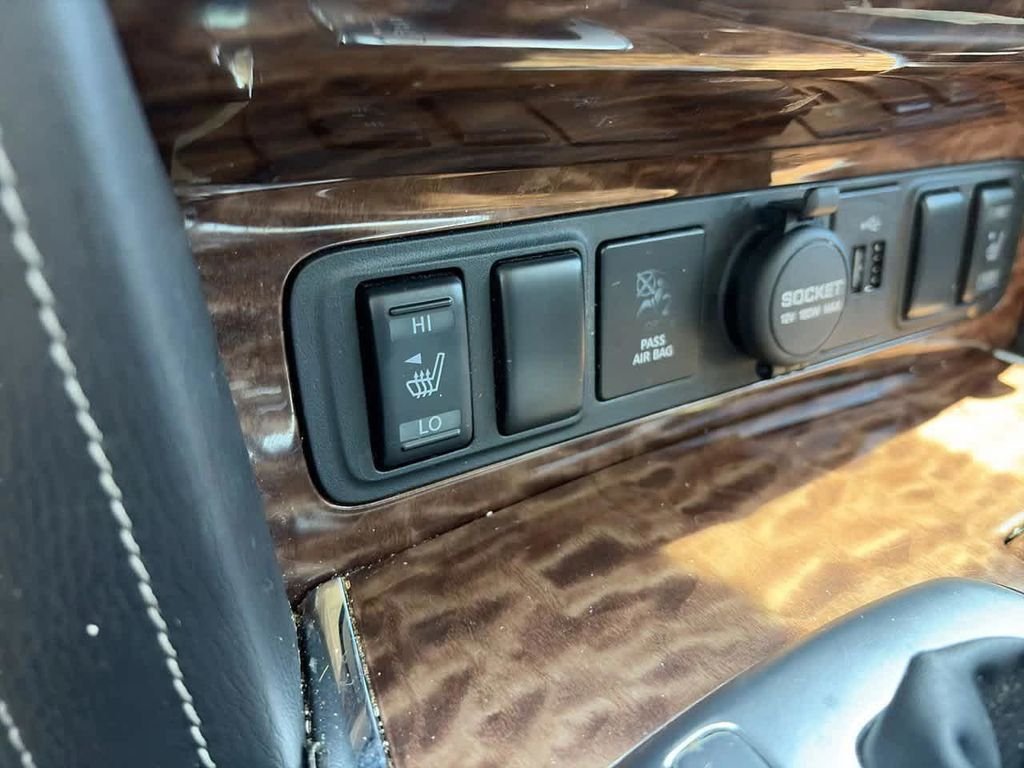 Used 2018 Silver Nissan SL image 23