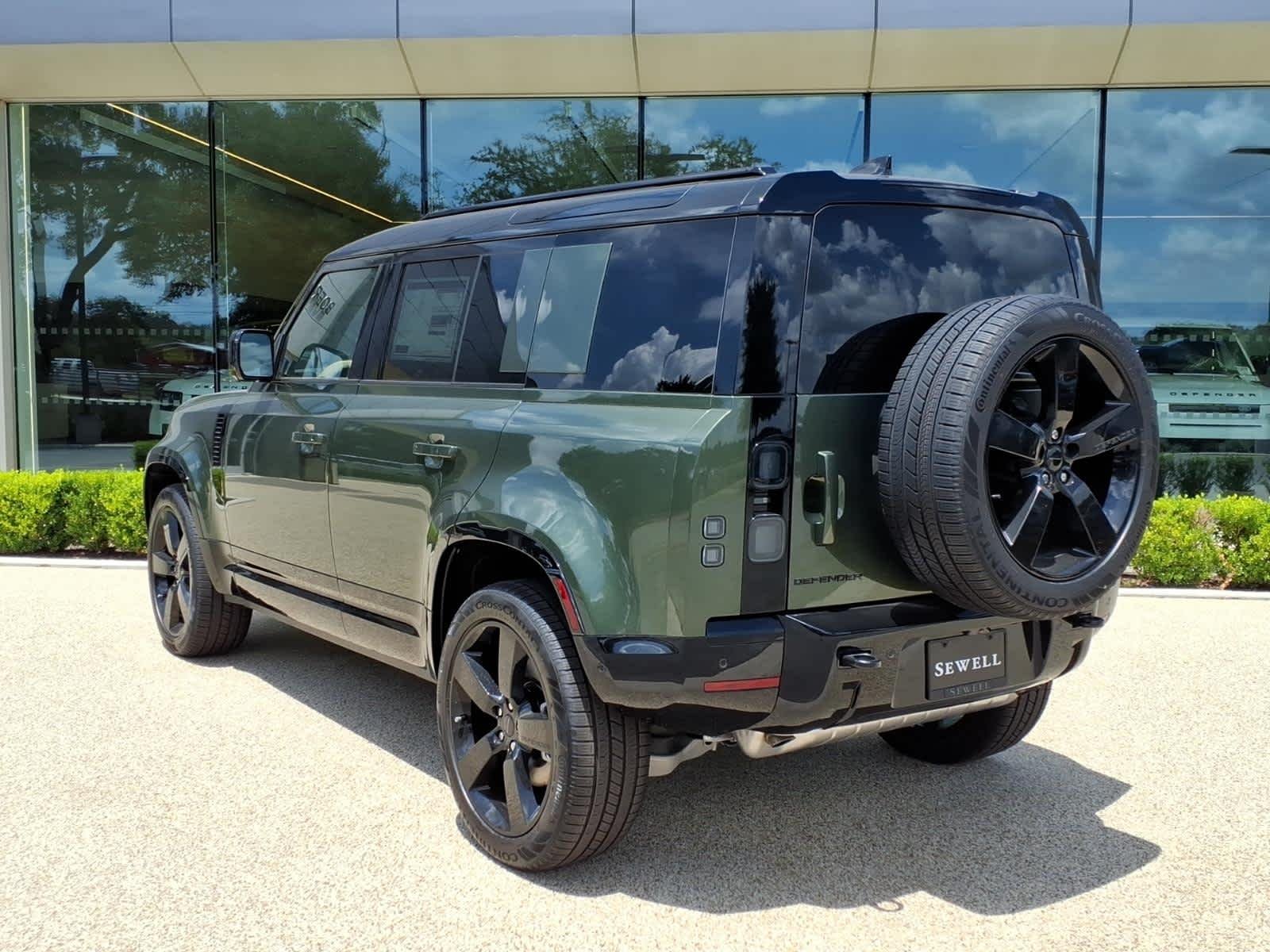 New 2026 Woolstone Green Land Rover X-Dynamic SE image 4