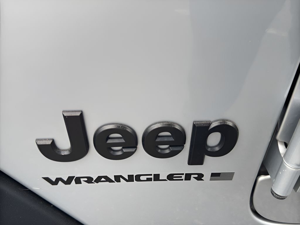 Used 2024 Silver Zynith Clearcoat Jeep Sport S image 39