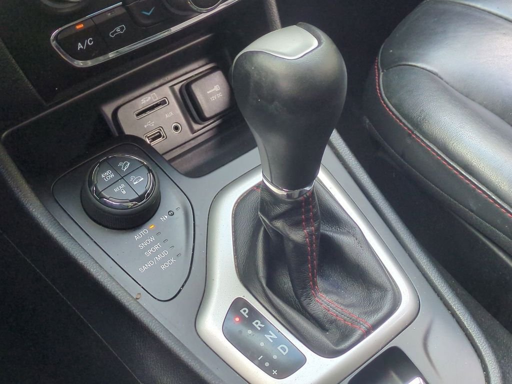 Used 2016 White Jeep Trailhawk image 18