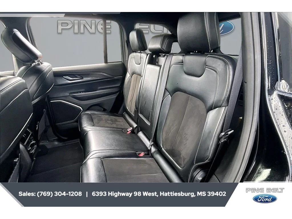 Used 2022 Diamond Black Crystal Pearlcoat Jeep Altitude image 19