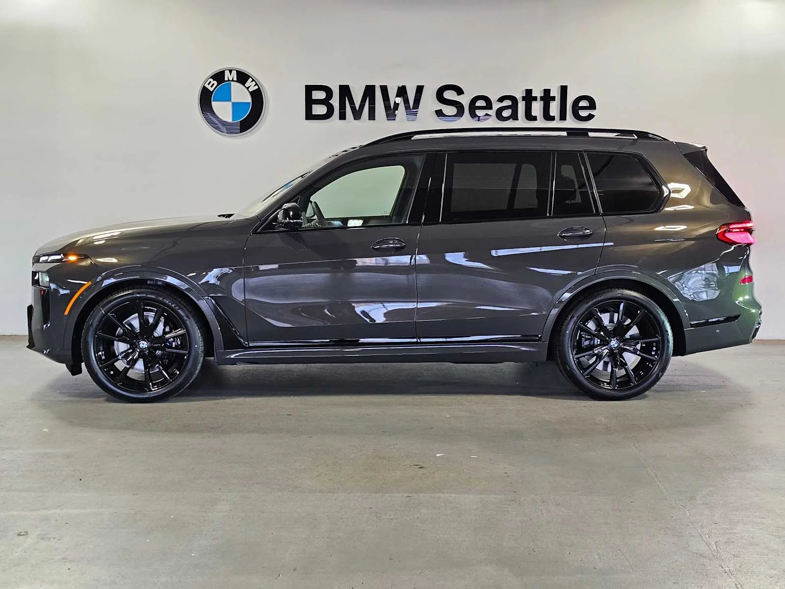 New 2026 Dravit Grey Metallic BMW M60i image 3
