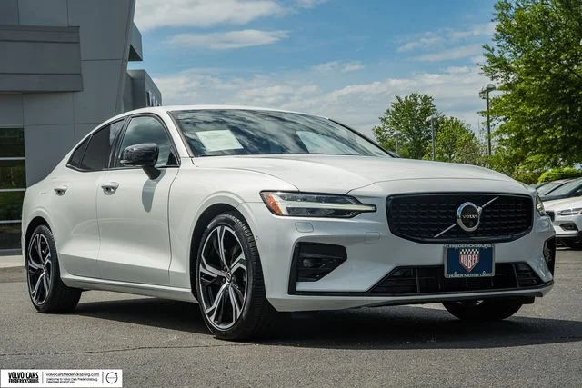 2025 Volvo S60 B5 Plus Dark AWD's photo