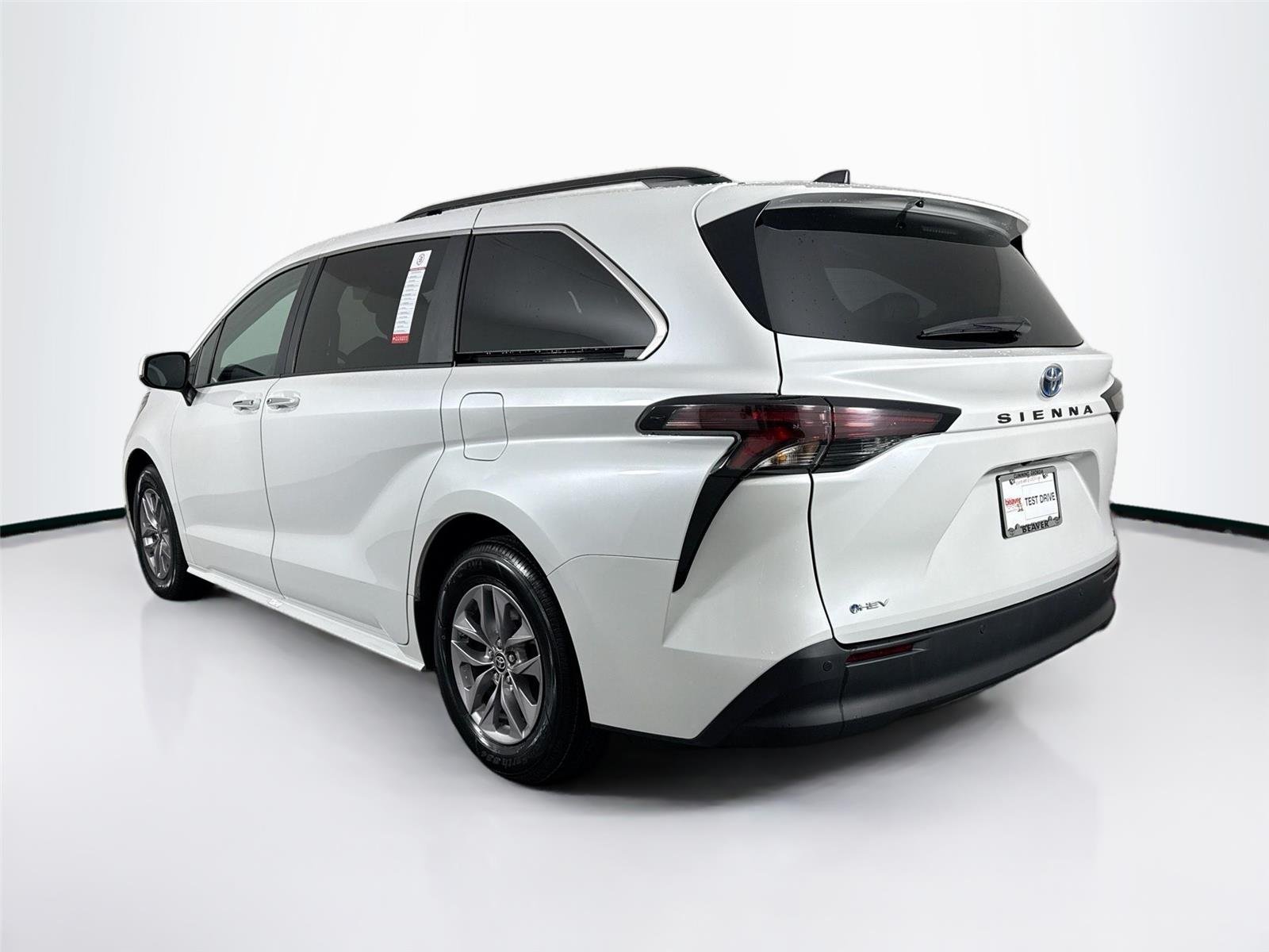 Used 2025 Wind Chill Pearl Toyota XLE 8-Passenger image 13