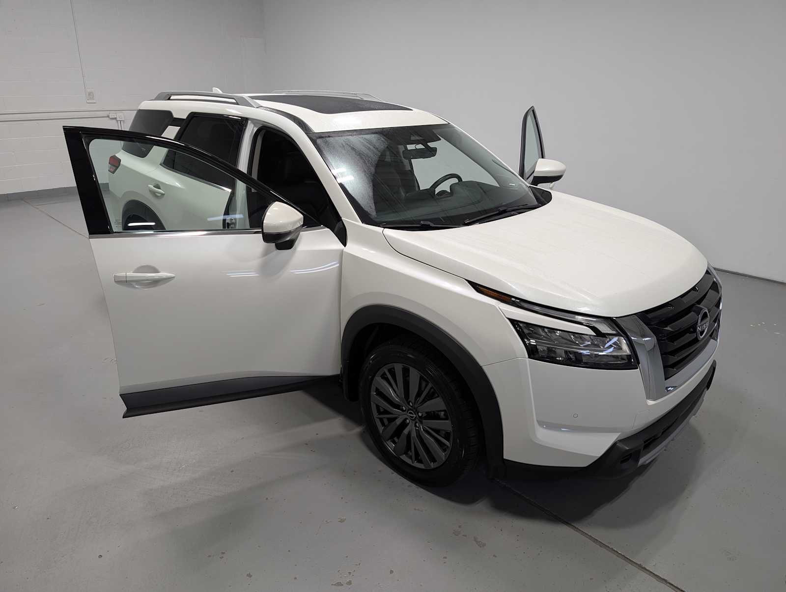 Used 2024 Pearl White Tricoat Nissan SL image 16