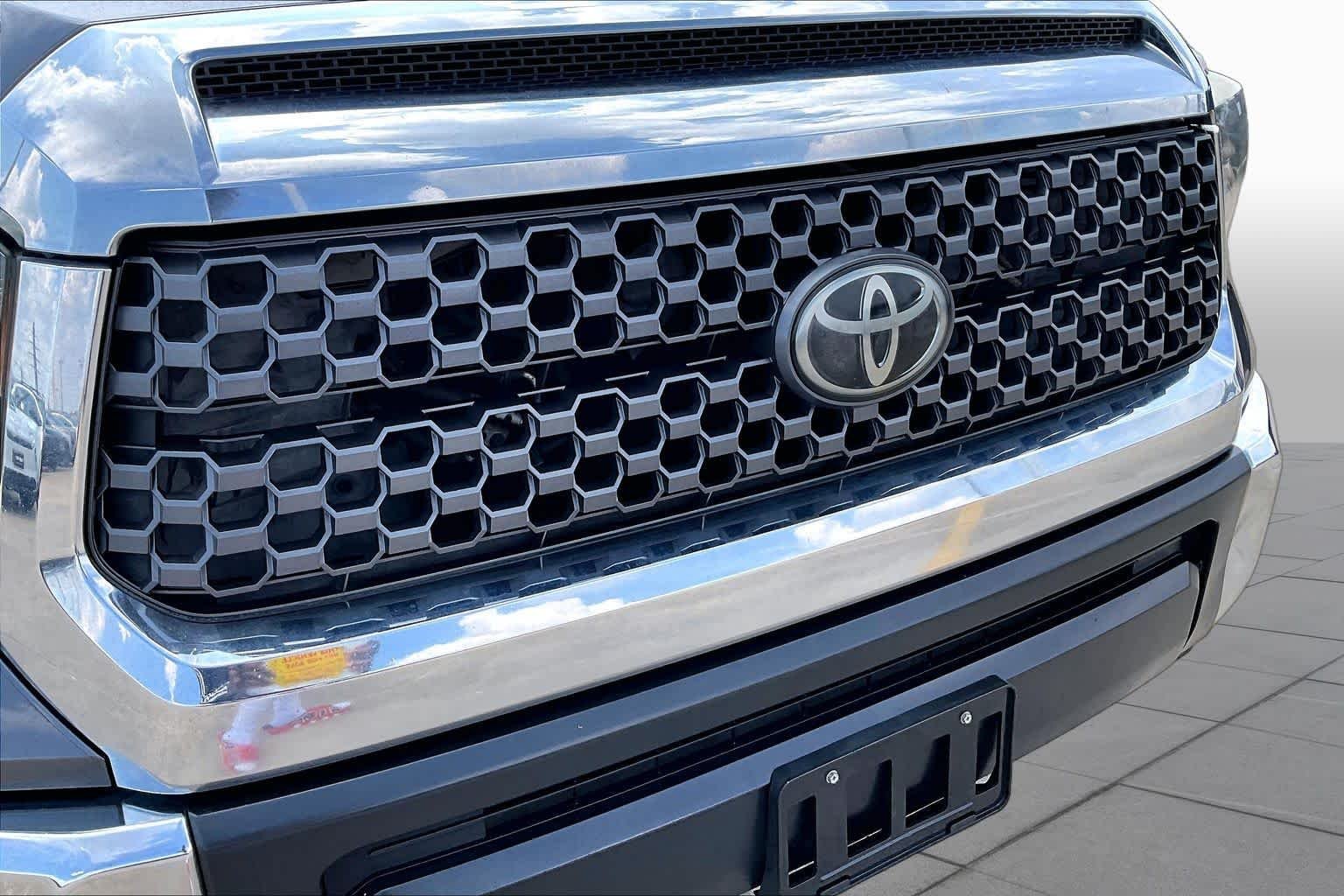 Used 2018 Magnetic Gray Metallic Toyota SR5 image 30
