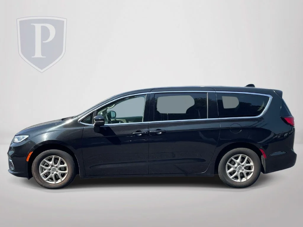 Used 2023 Black Chrysler Touring L image 5