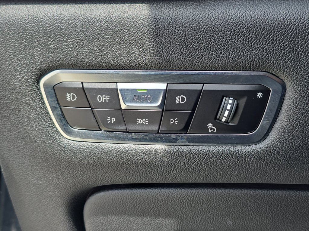 Used 2020 Black BMW sDrive40i image 29