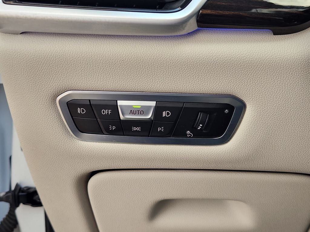 Used 2019 White Metallic BMW xDrive40i image 21