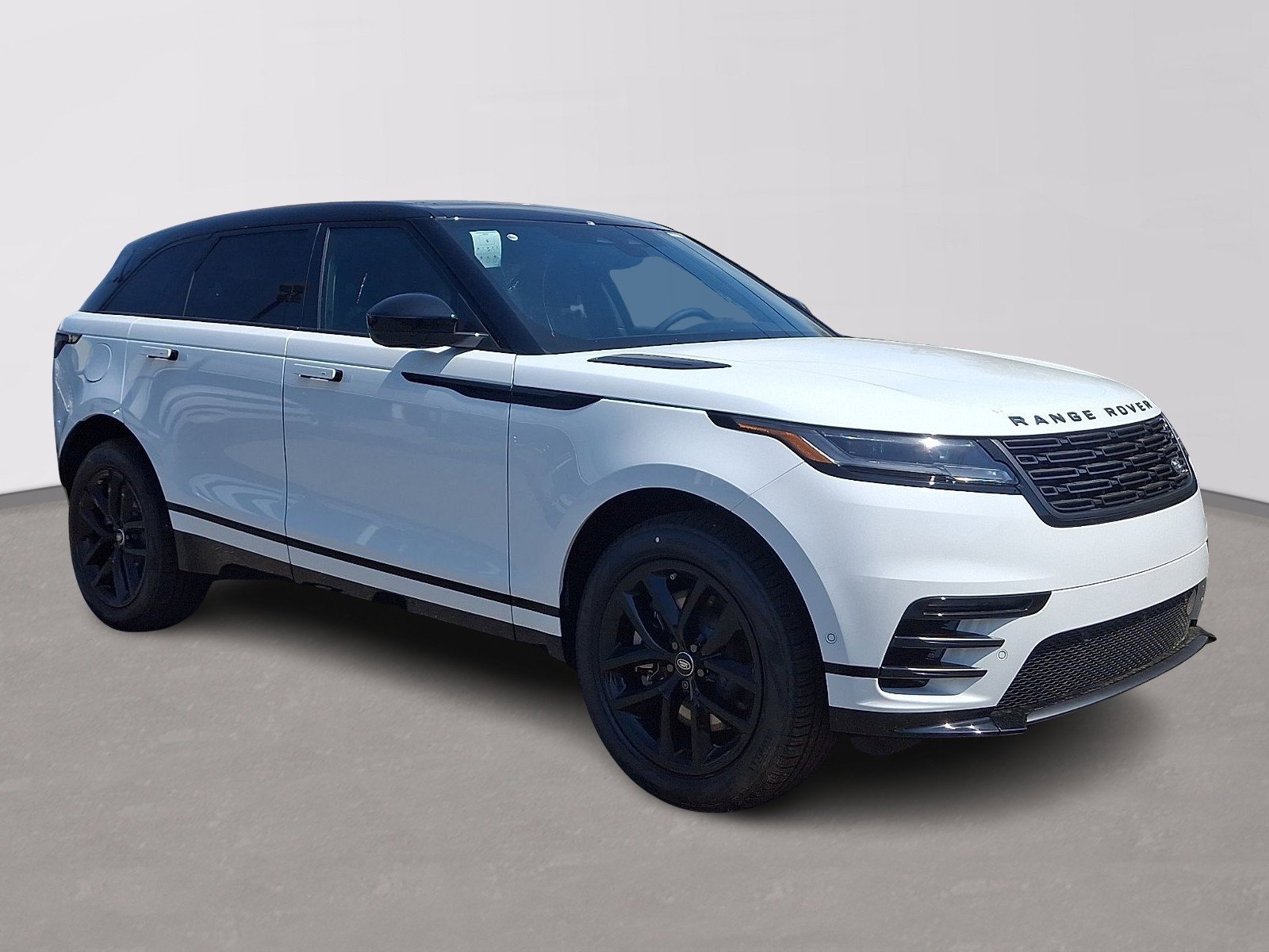 New 2026 Fuji White LAND ROVER Dynamic SE image 2