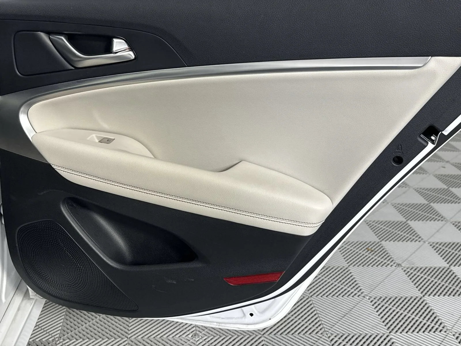 Used 2025 White Genesis 2.5T image 31