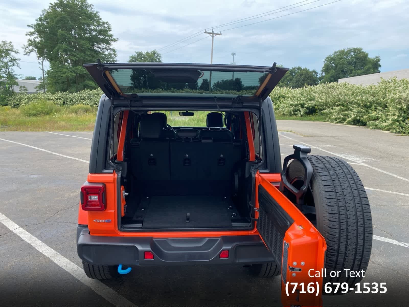 Used 2023 Punkn Metallic Clearcoat Jeep Sahara image 32