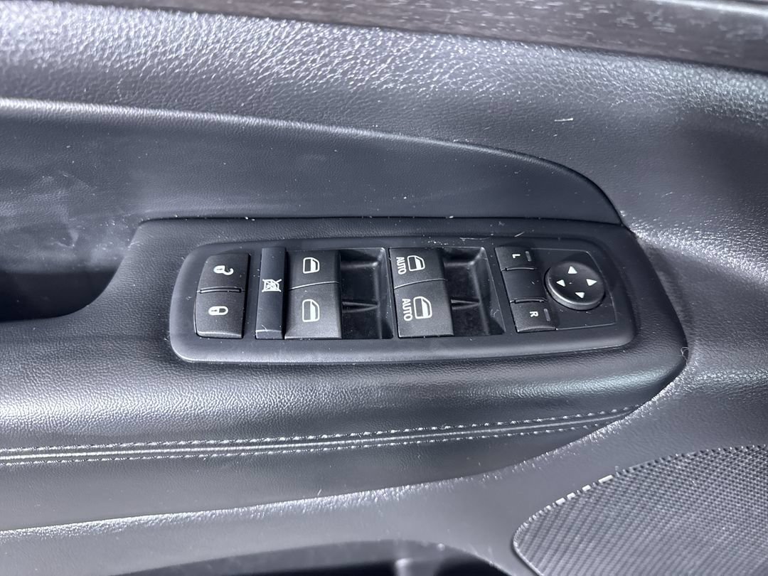 Used 2016 Billet Silver Clearcoat Metallic Jeep Laredo image 14