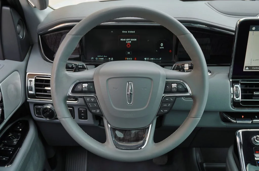 Used 2018 White Lincoln Reserve image 14
