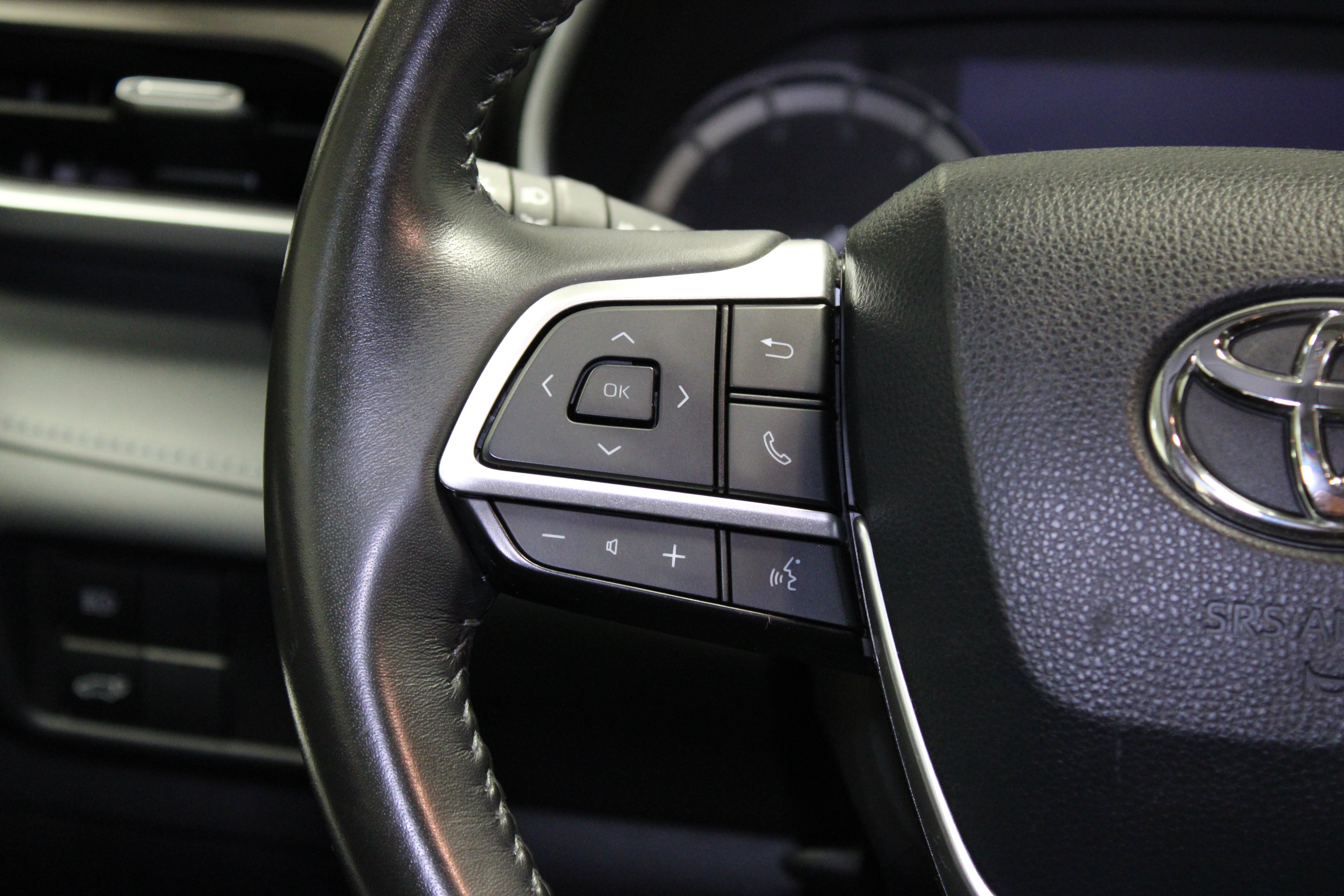 Used 2022 Magnetic Gray Metallic Toyota XLE image 25