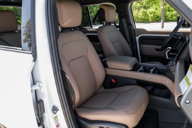 New 2026 Fuji White Land Rover X-Dynamic SE image 39