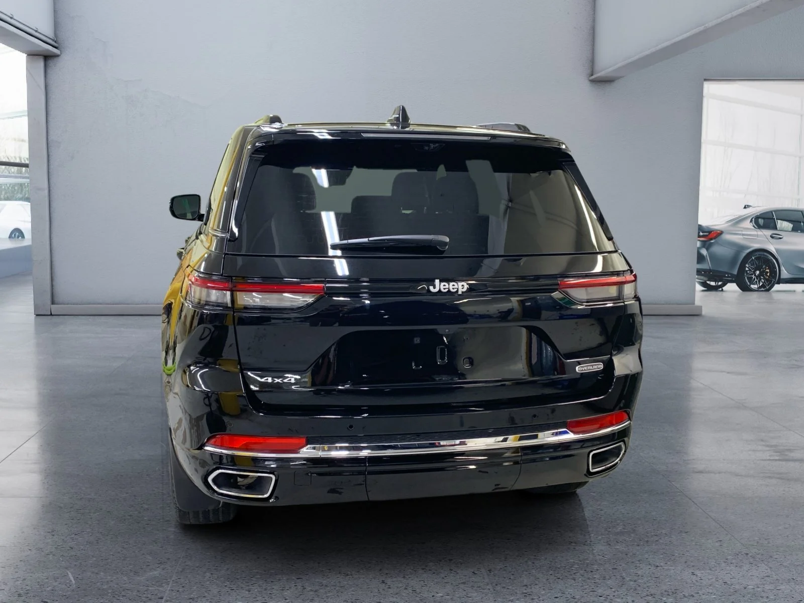 Used 2025 Diamond Black Crystal Pearl Jeep Overland image 4