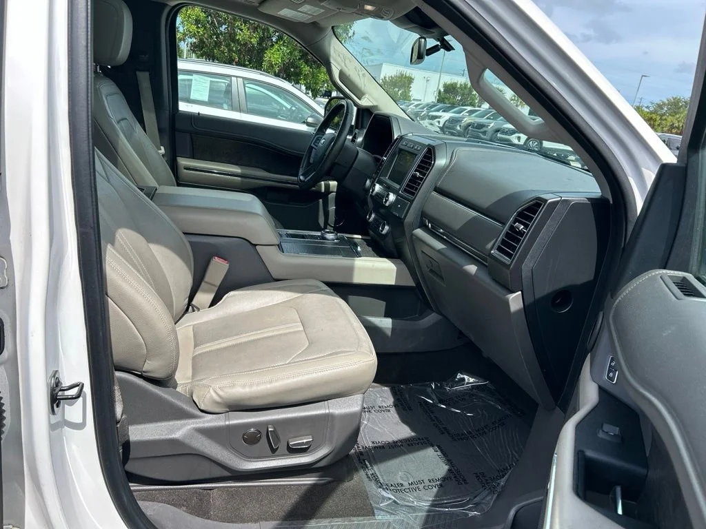 Used 2019 White Platinum Clearcoat Metallic Ford Limited image 39
