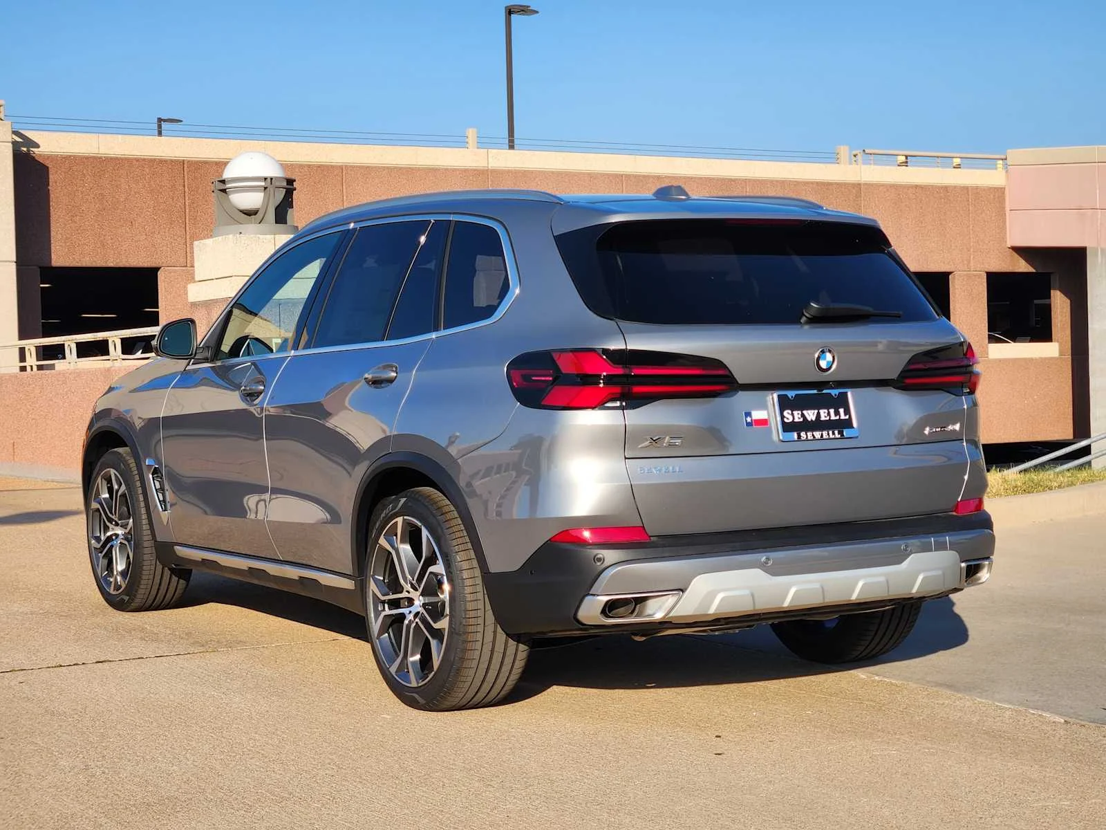 New 2026 Skyscraper Grey Metallic BMW sDrive40i image 3