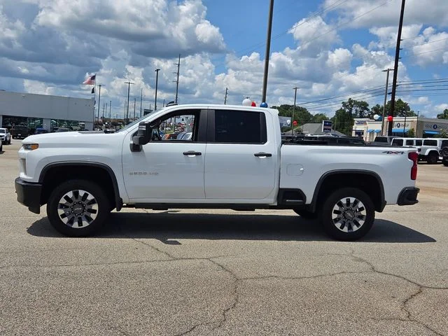 Used 2021 White Chevrolet Custom image 4