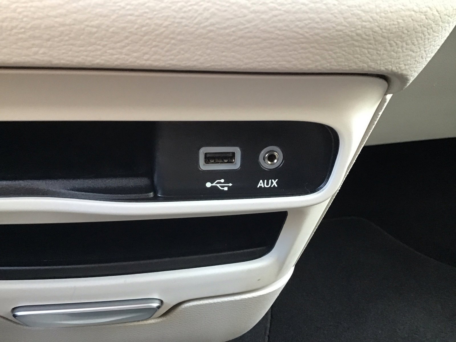 Used 2018 Velvet Red Pearlcoat Chrysler L image 18