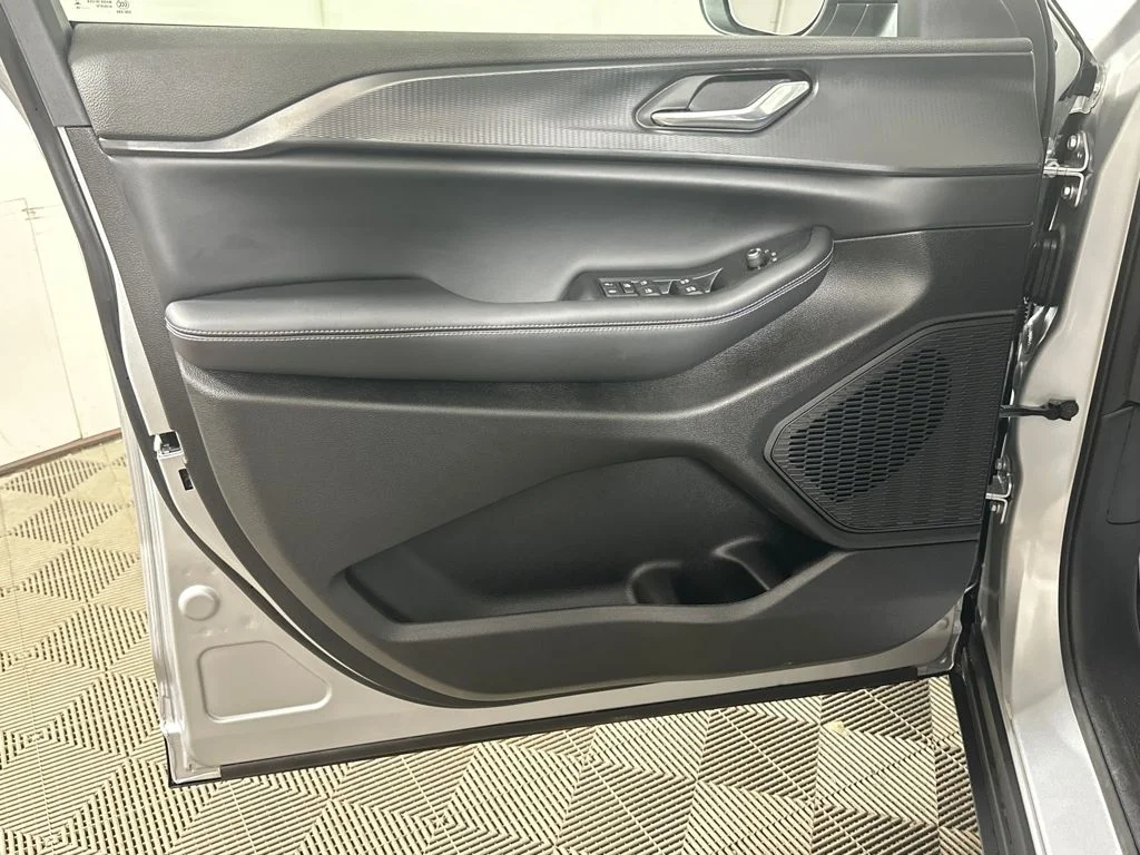 New 2026 Silver Zynith Exterior Paint Jeep Laredo X image 14