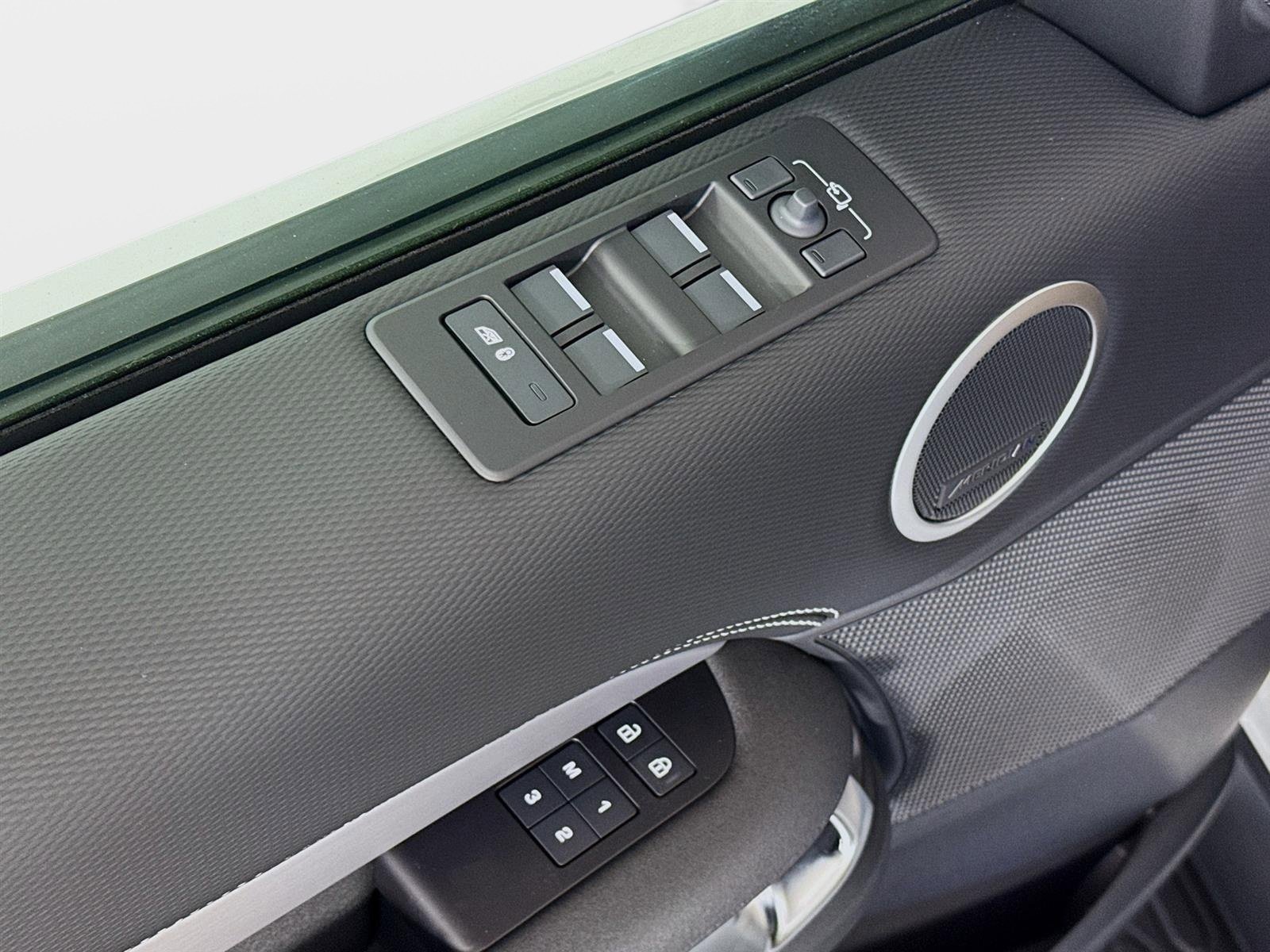Used 2025 Fuji White Land Rover Dynamic SE image 20