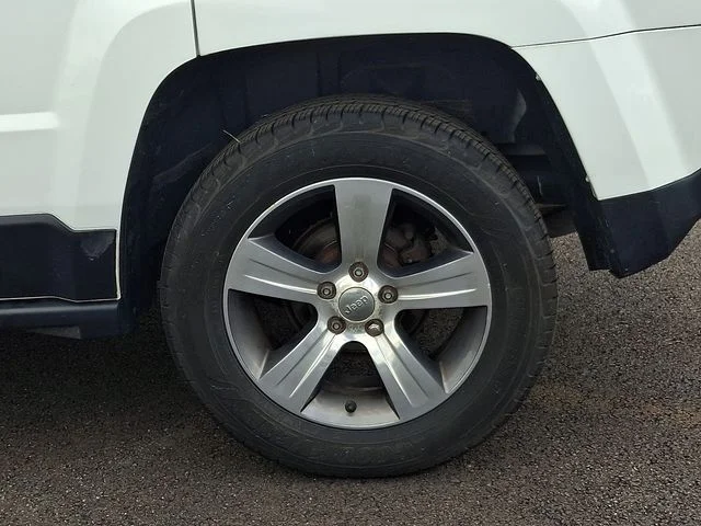 Used 2017 White Jeep Latitude image 10