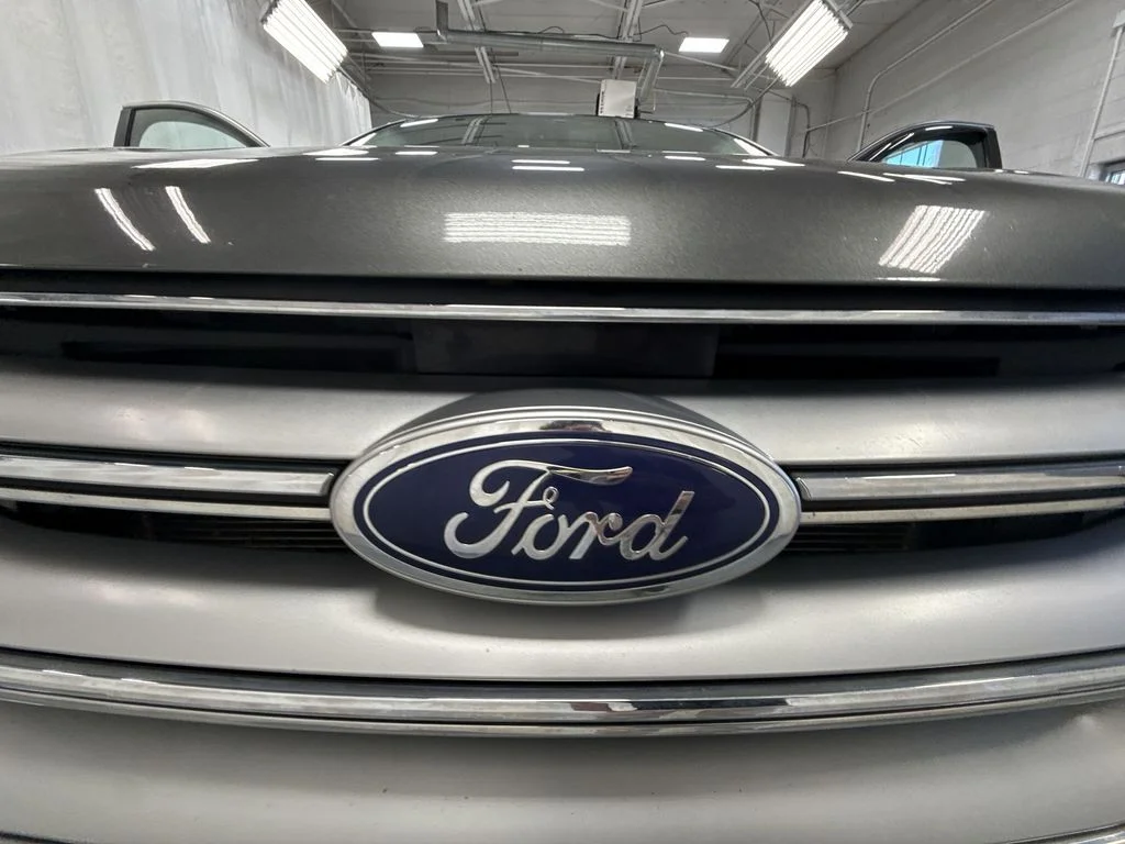 Used 2015 Magnetic Metallic Ford SEL image 39
