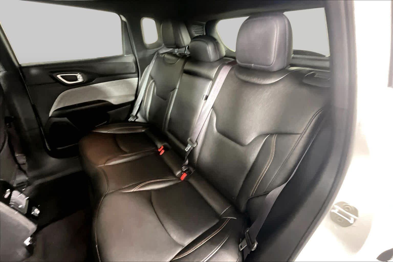 Used 2024 White Jeep Latitude Lux FWD image 19