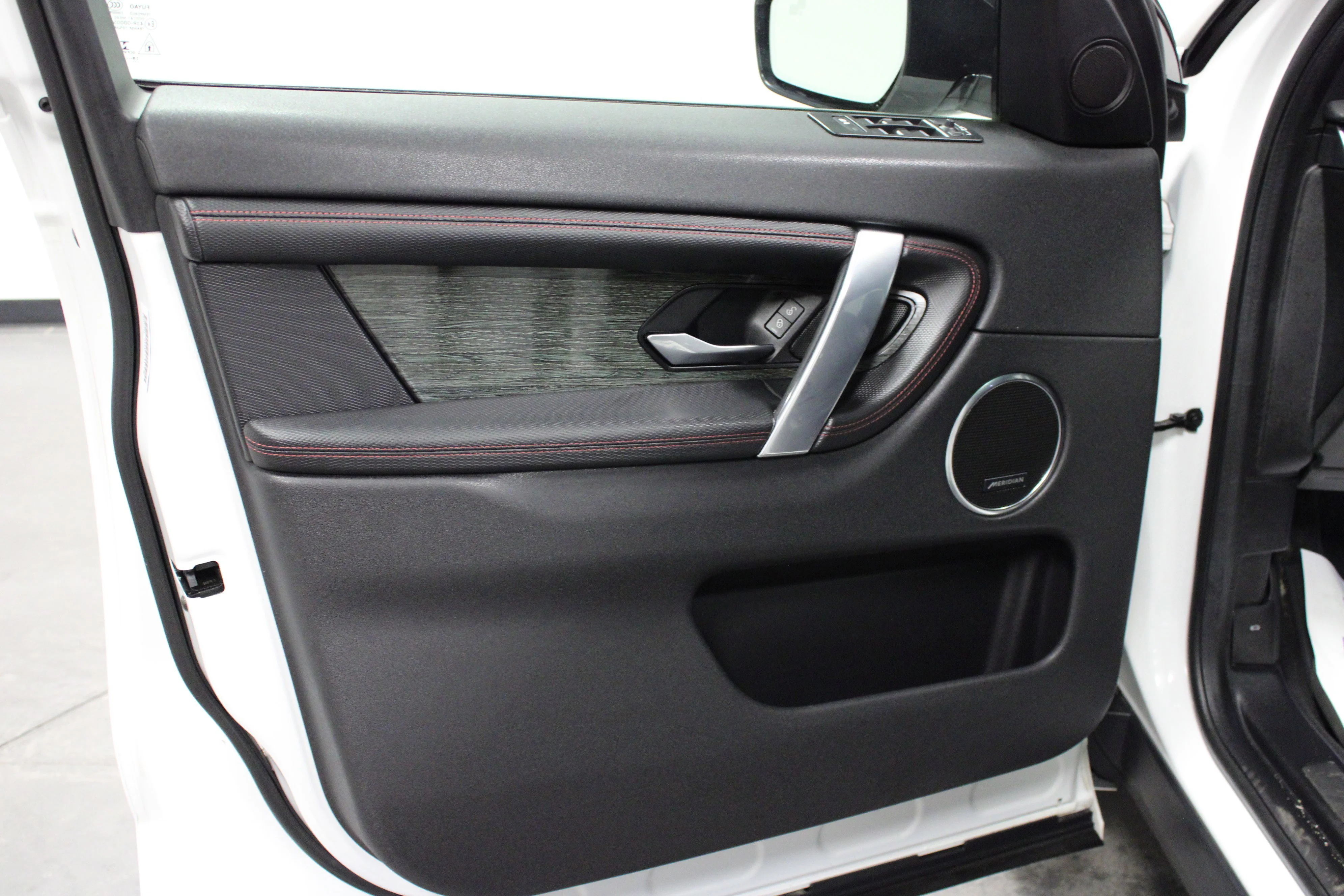 Used 2020 Fuji White Land Rover S R-Dynamic image 11