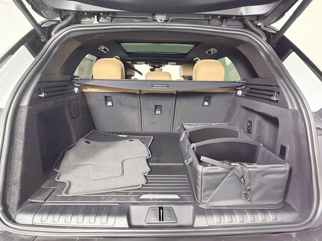 New 2027 Fuji White Land Rover SE image 28