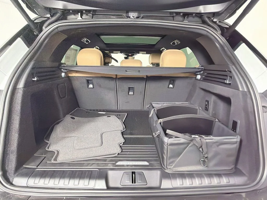 New 2027 Fuji White Land Rover SE image 28